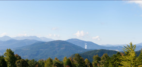 雄大な山並みの景色